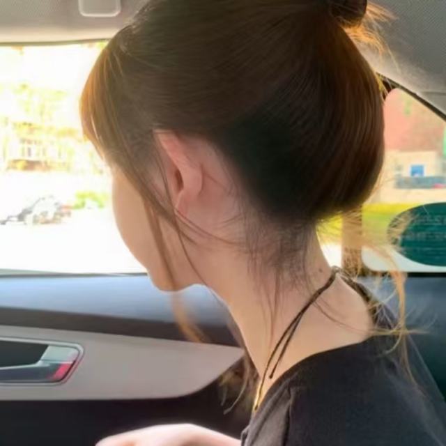 你这样对我你会开心吗 你每次把我哄回来都没有好好对我 也没有珍惜过我 我一次次的妥协让你更加不害怕失去我 可是我又总想再给你一次