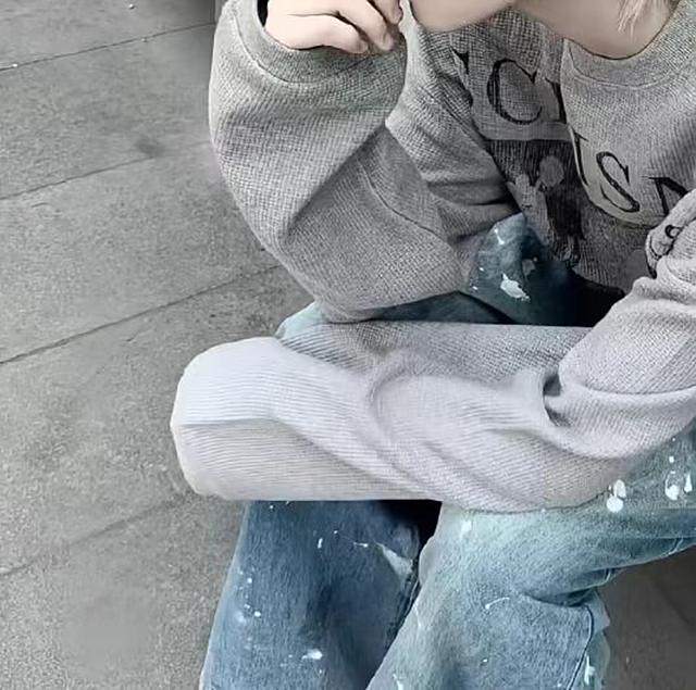 本来只想借个火 但是低头看你弯弯的睫毛 不如借个以后吧