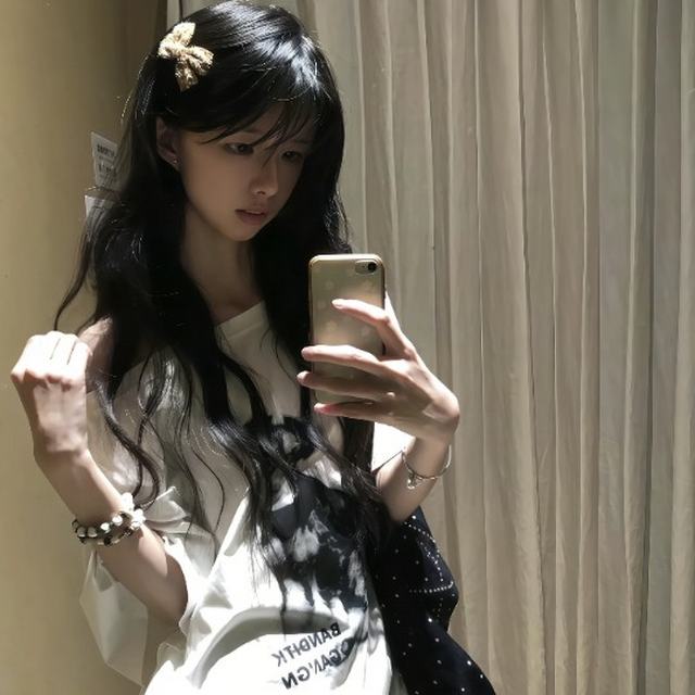 我想要一直跟在你身边 夏天一起看海 冬天一起看雪 我想要告诉你 未来的每一分每一秒 我都会陪在你身边.