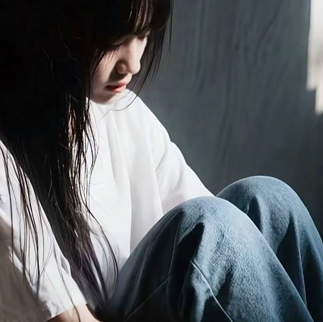 或许在某个睡不着的凌晨 我会突然想明白一切然后好好生活