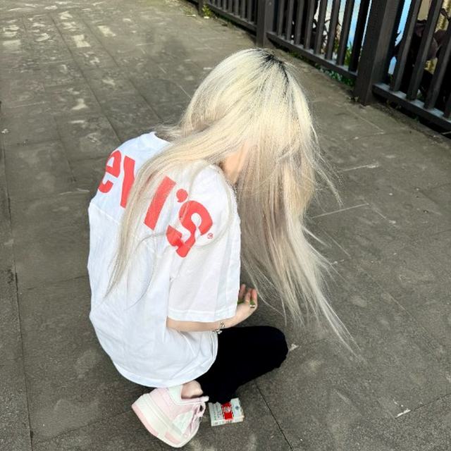 你以为他真的不懂爱 试图手把手教会他 直到看见他爱别人爱的比你还细致