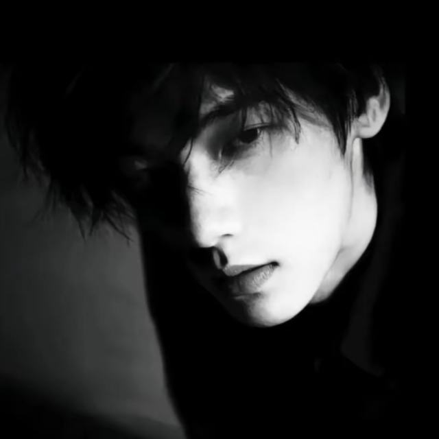 在无数次的沉默和痛苦中  学会了不再伸手讨要幸福.