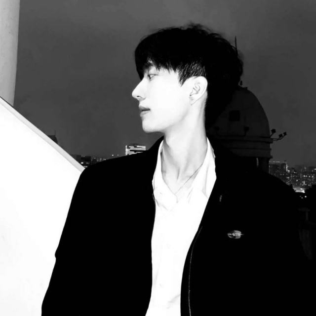 【ชอบเธออะ-】“你过得再快乐突然想到那些瞬间的时候你都会以最快的速度黯淡下来”