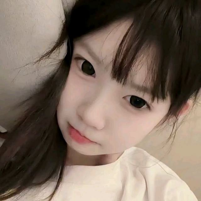 这个世界太尖锐了 赋予了我爱笑的性格 却给了我很多痛苦的经历 像膝盖上的淤青怎么痛也痛不完