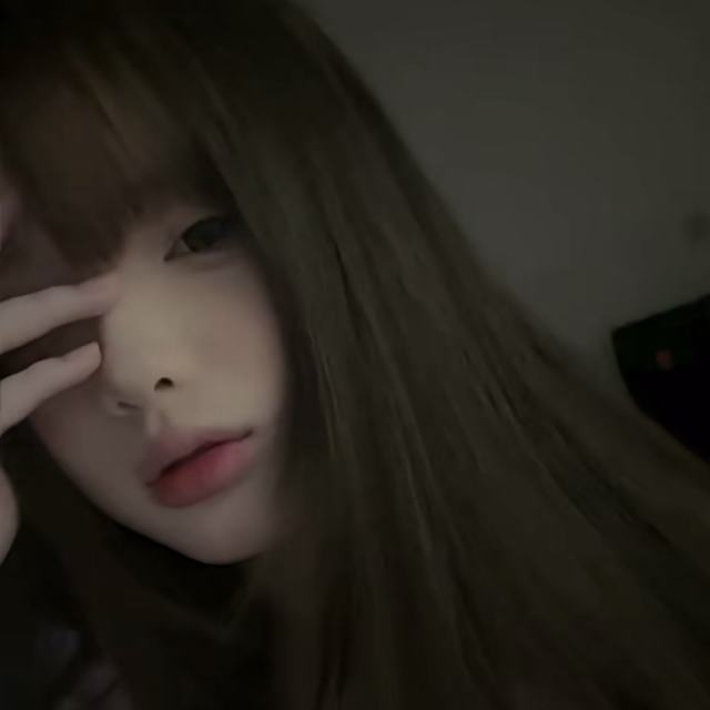 有人看着你一滴泪就束手无策 有人看着你泪流满面却无动于衷 眼泪的重量太重又太轻