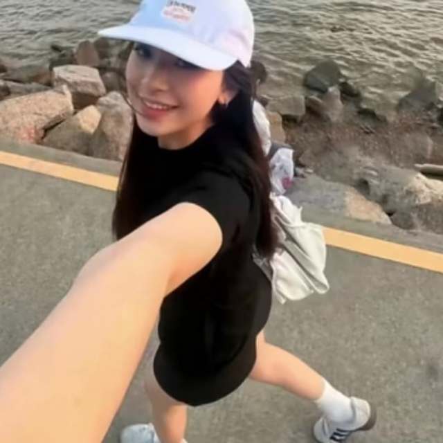 凌晨三点他又更新了条 Story 这次发誓一定和他拉近距离