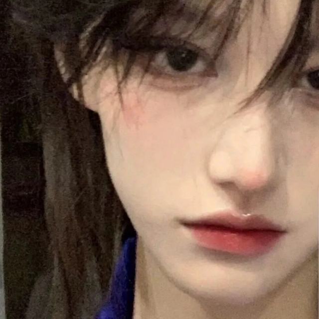 【滄海难為水】不知为什么突然想哭 莫名其妙的烦躁 看着空空的聊天页面 突然想给每个人发消息 脑子里隐约出现很多事情 每次情绪来路