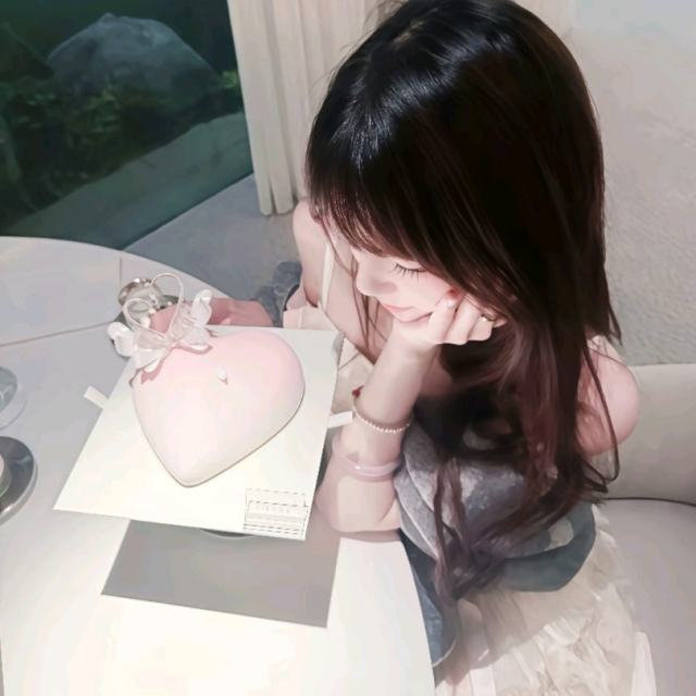 你无缝衔接分开她的那一夜 我不知道我看了多少次她的主页