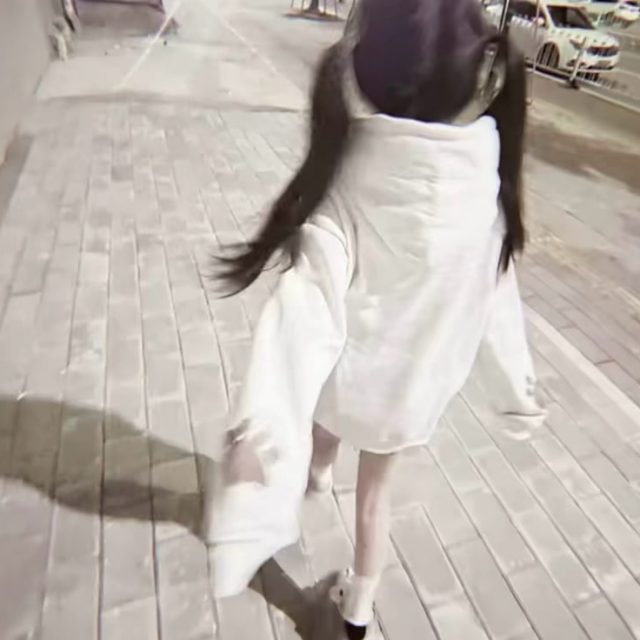 我比任何时候都清醒 却又看自己深陷其中.