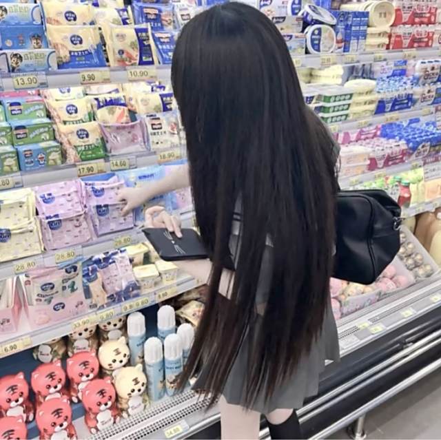 我们的距离是一滴雨 那是云的心事 如果我的呢喃坠下去 你伞沿会开出涟漪吗