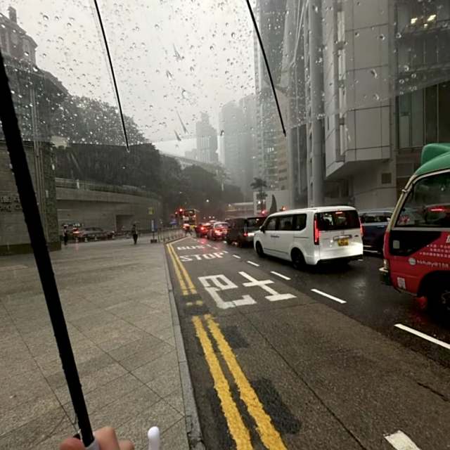人生有很多个雨季 别总淋雨