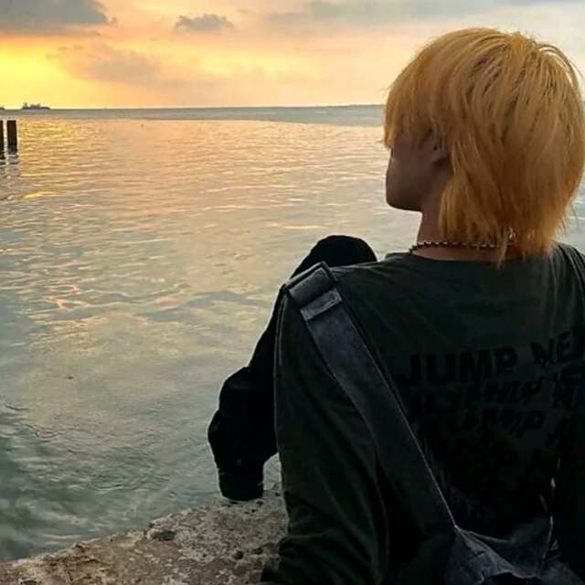 我恢复了原来的样子 不悲不喜 时而开心 时而抑郁 时而清醒 时而迷茫 脸上的笑容也少了 但始终温柔.