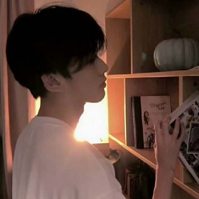 - 静悄悄 (DJ) 我不懂什么是爱 我只知道我老是会想到你 什么都想和你分享 你回我消息的时候我就开心 你不理我的时候就会难