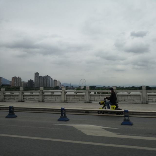 《暖一杯茶》时间会验证我多爱你呀 就这样静静地陪着你长大 我的温柔是你的专属啊 我以前也很害怕走夜路啊 她让我杀死了我所有的害怕