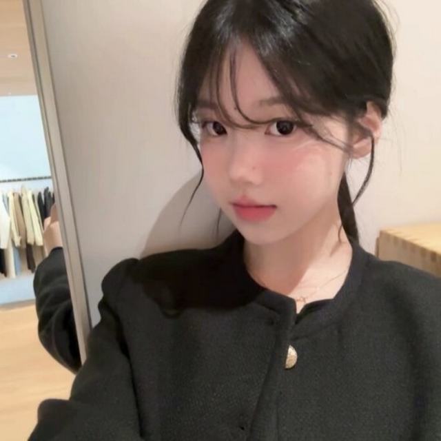 你像个小朋友一样眼泪说掉就掉 那我哄哄你好不好。