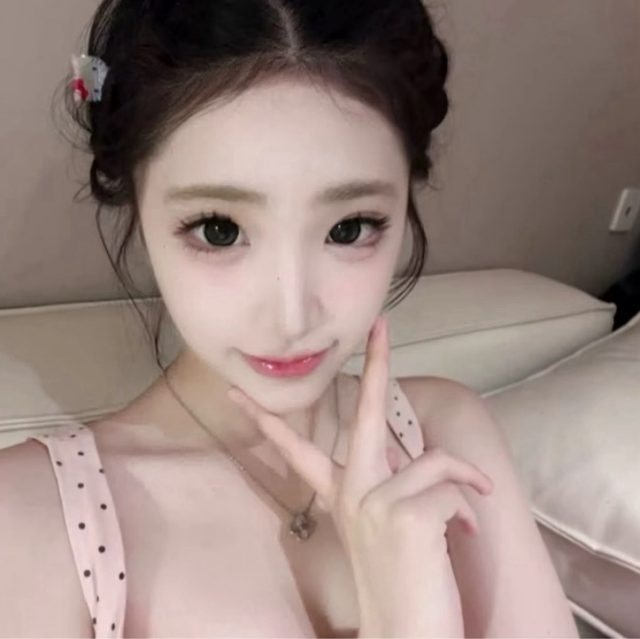 其实我早就不恨你了 只是你欠我一个解释 哪怕是轻描淡写的一句 可你只会沉默