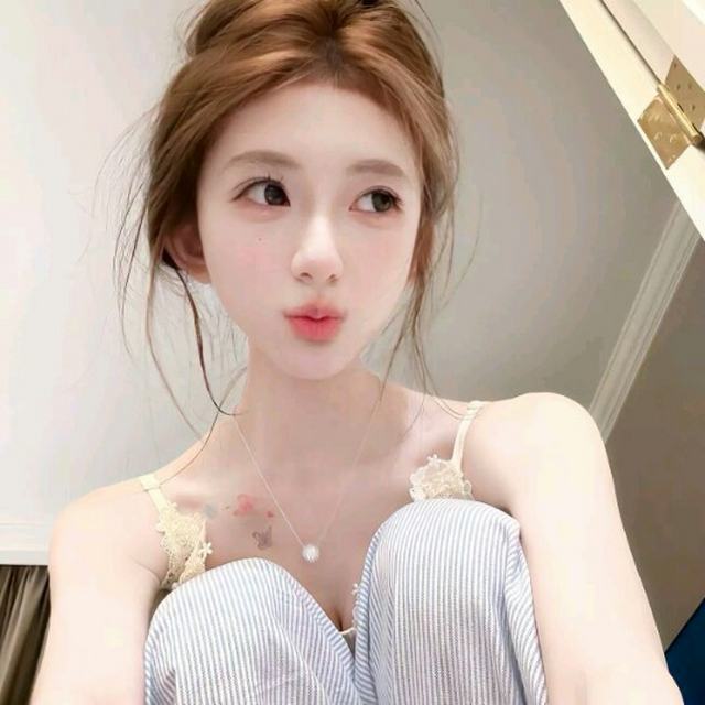 很心酸吧 曾经和你聊天到深夜的人 忙完了第一时间找你聊天的人 终于和你无话可说了