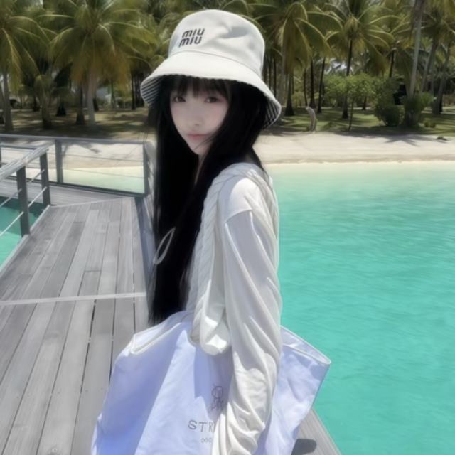 好久不见 我已经不爱你了 但还是偶尔看你的主页发呆 我已经猜不到你在干什么了 跟你在一起的某天 我感觉到自己的手在你的手中并不舒