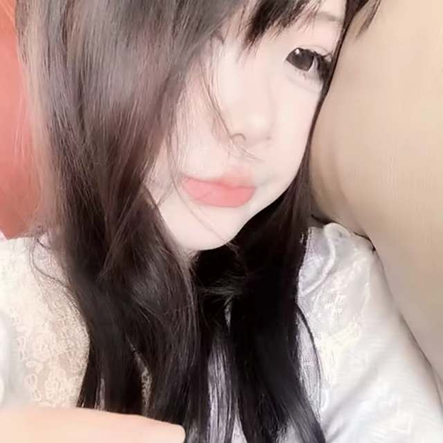 【我们】没钱的时候她跟着你 有钱了记得给她买束花和一个真心.