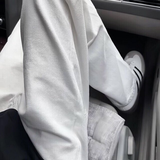 所谓的红线 不过是一根普通的白线 被两个人的真心与鲜血 慢慢染红 缠成一生的羁绊