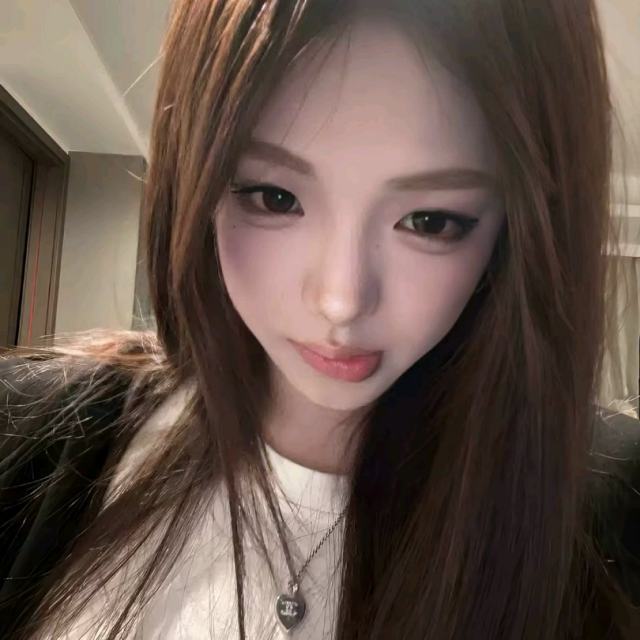 我一直认为我一个人也可以独当一面 直到第一片雪花落在我的脸颊 我开始好奇你怀里的温度