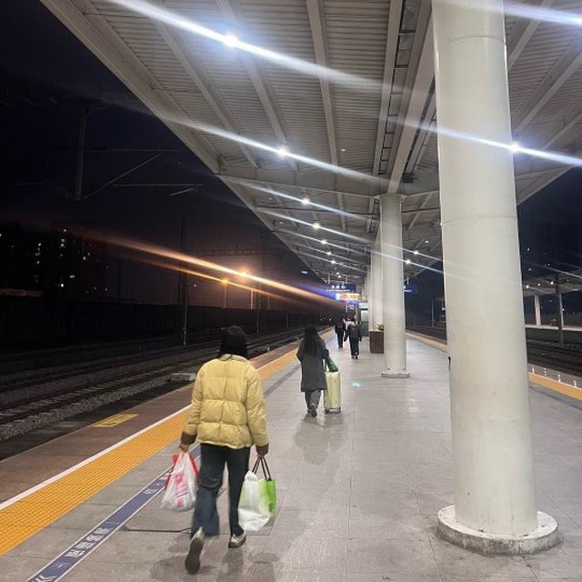 我想走进你的生命里 哪怕只有一点点 但我发现自己很贪心 有了一点点之后就想要全部