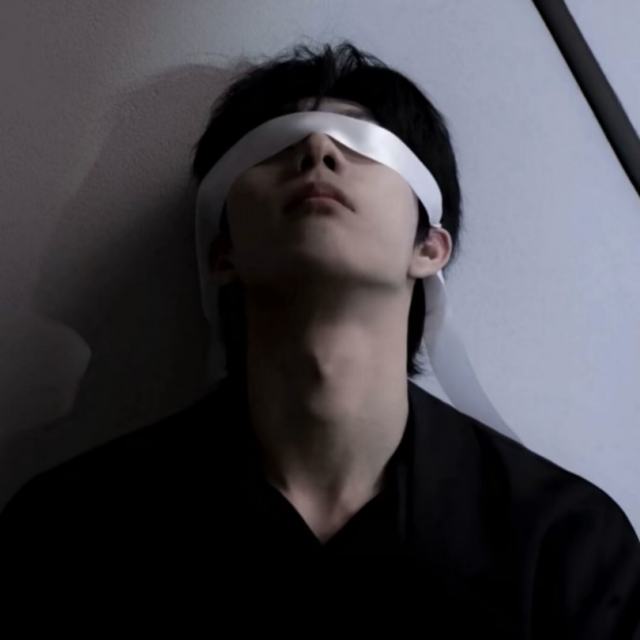 《谁》“在你眼中我是谁，你想我代替谁”.