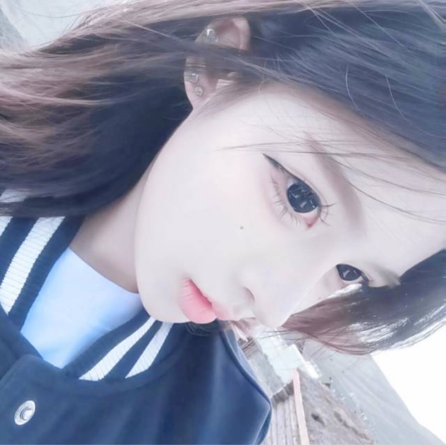 我终于愿意承认 见不着面的关系 不能靠爱就能走下去 爱是要见面的