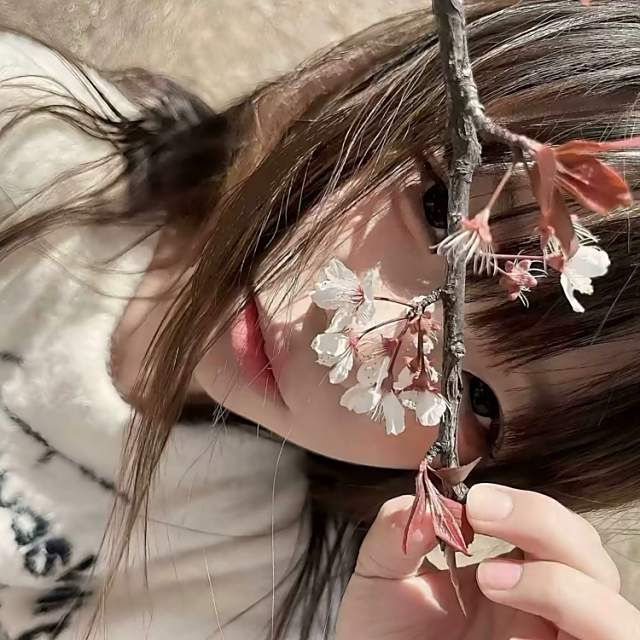 赚钱的日子没有爱 有爱的日子没有钱 请记住我叫周淮.