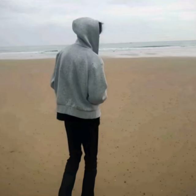 【电灯胆 𝘿𝙅      】如果眼泪可以卖 那我早已家财万贯.