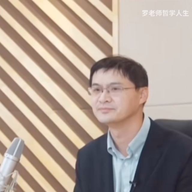 〖罗翔的哲理〗没有最终的成功，也没有致命的失败，最可贵的就是前进的勇气。