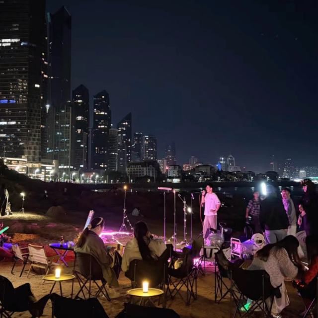 你说你的真心 满天星辰作证 可我看不到满天星辰 也看不到你的真心