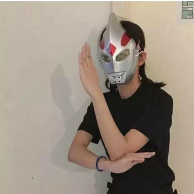 【红色高跟鞋 语录】乖乖  有时候我很冷淡  但那绝对不是不爱你大概是我想太多  或者想起来某个不愉快的事情  又或者因为别人的