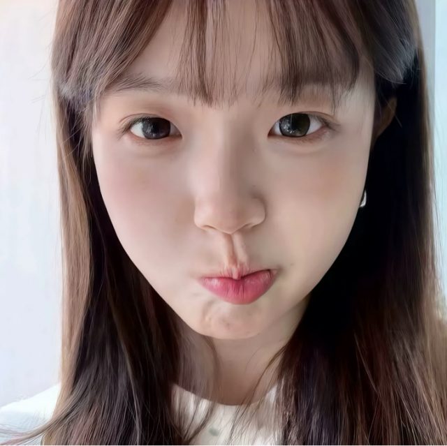 当我低头写信时 想到的却是你垂眸读信的样子 无法避免的 爱来了