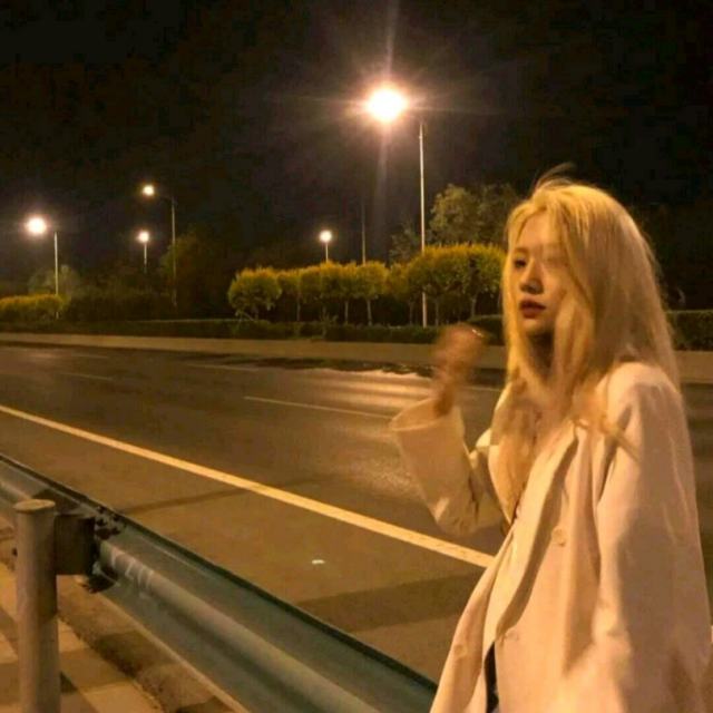 救赎💫《芊芊》分享给谁呢.我淋过的那场雨，听过的歌和看到的黄昏，以及凌晨烂在海里的那一束花.