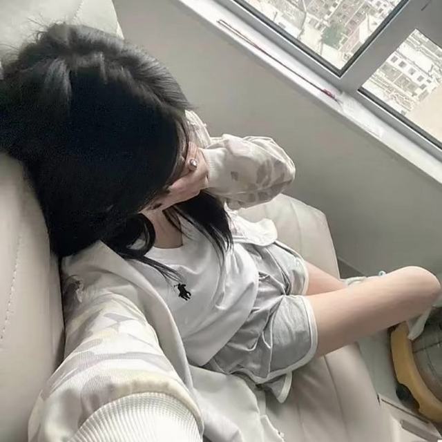 许多伤害本是一次性的 可我们总是来回拉扯 爱才是一把锯子
