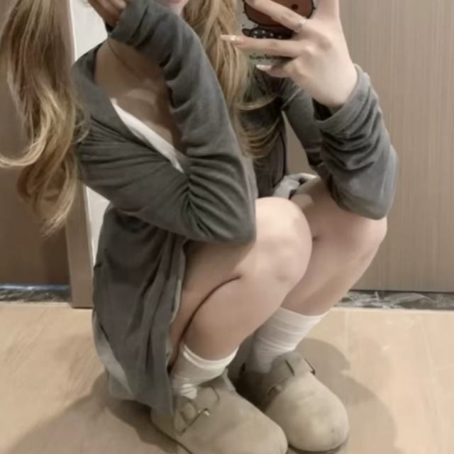 在我痛不欲生的日子里 你跟那个女孩究竟约定着在一起多久呢 一年十年还是一百年