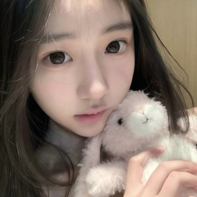 我开心的时候像个石榴外表平凡简单心里装满糖果 我难过的时候像一颗被眼泪腌制的酸梅涩苦咸酸 但也容易消化