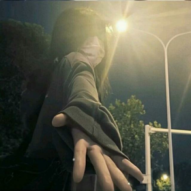 《心似烟火》我们的心像烟火一朵连结着一朵不独自飘落赶走了寂寞转身我在原地等你