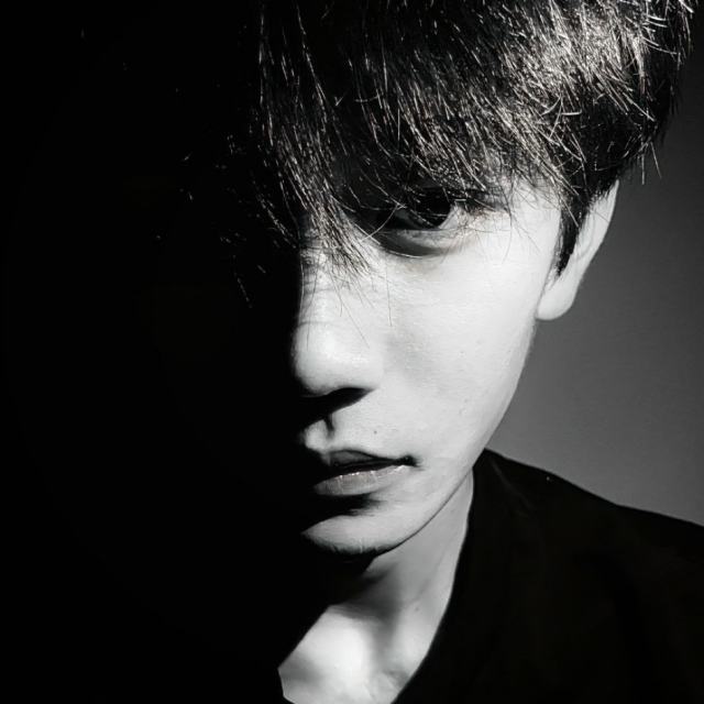 每当我在不经意间 感受到气候变化的时候 总会忍不住想说怀念某个季节这样的话 试图掩饰一些难以言表的情绪 人是一种特别擅长给自己找