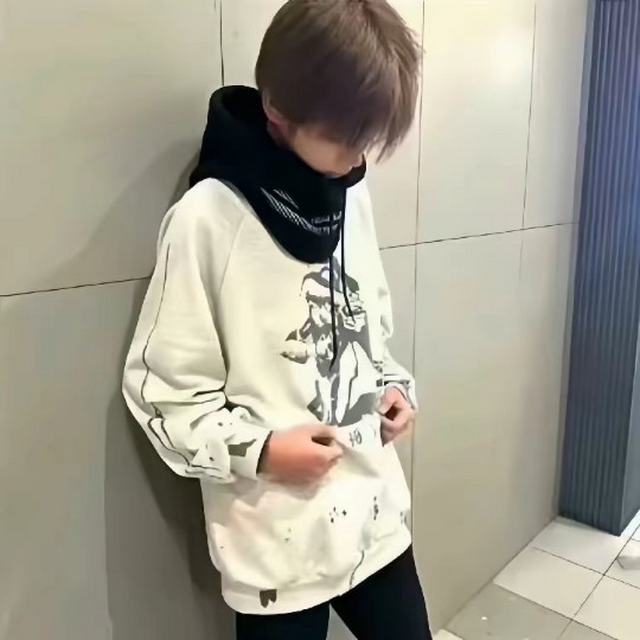 【孤独患者】有一天 我遇见一个很好的人 但我怎么也喜欢不起来 我总是忘记回他消息 那天他问我为什么不回他消息 我恍惚了一下 想起