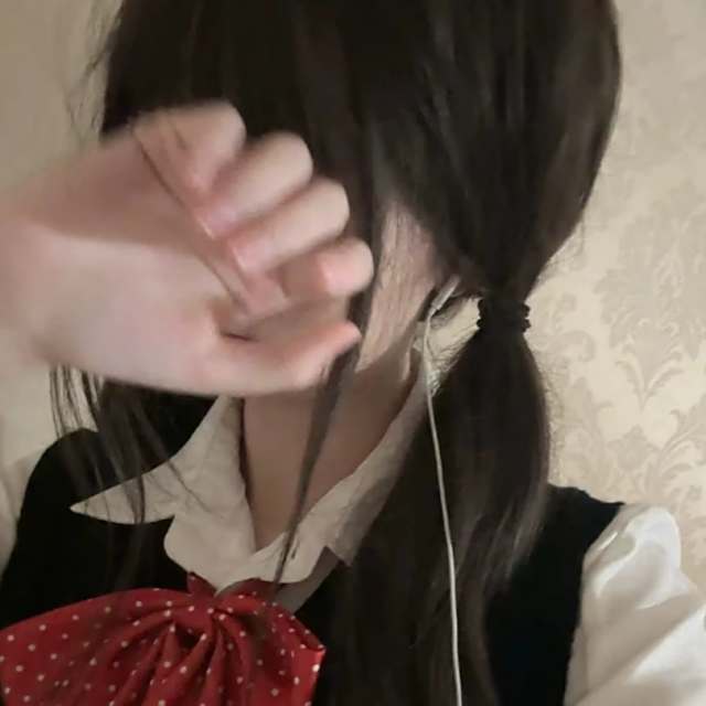 我总是臭脾气嘴硬的说我不需要一切 其实只要一个拥抱 那些反话就会变成柔软的眼泪