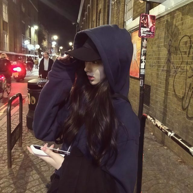 我这一生只会对一个人爱的超过自己 以前有 以后不会再有 我的真心和我的执念一起消散