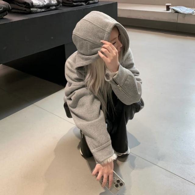 你爱玩 就应该找一个和你一样爱玩的人 而不是在你玩的时候 等你回消息等你回家的人