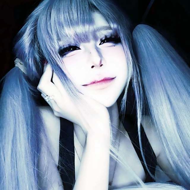 聂沐晴🍒〈伤感男生〉沈园外,幸福是用心养的 我们的每一帧都难忘.回忆是一把生锈的刀 怎么洗都洗不干净,渴望幸福的同时 痛苦也随着