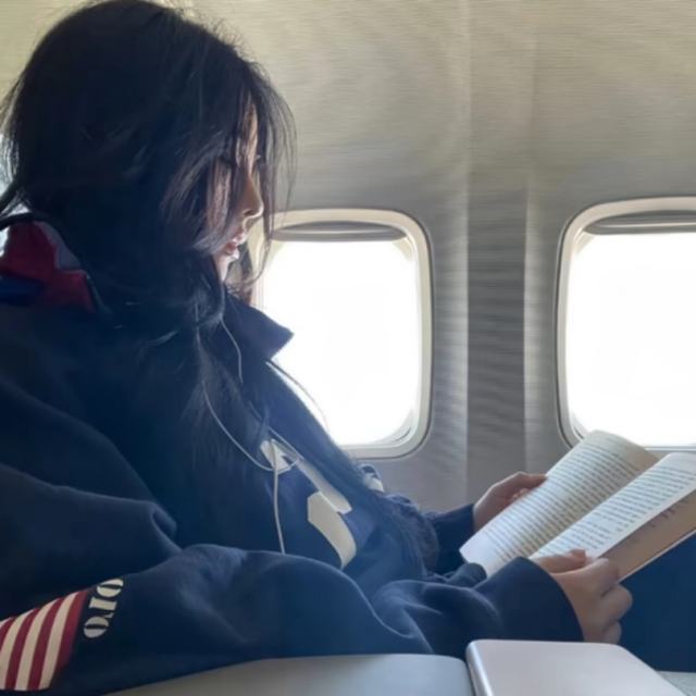 我以为我不想你了 直到看到收藏里那短短几句的关心 我还是会想起你 可你却不在身边 如果可以真正忘掉一个人的话那我们的两年也太短暂