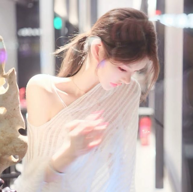 早知道这么痛苦 我就死缠烂打 不让你走了