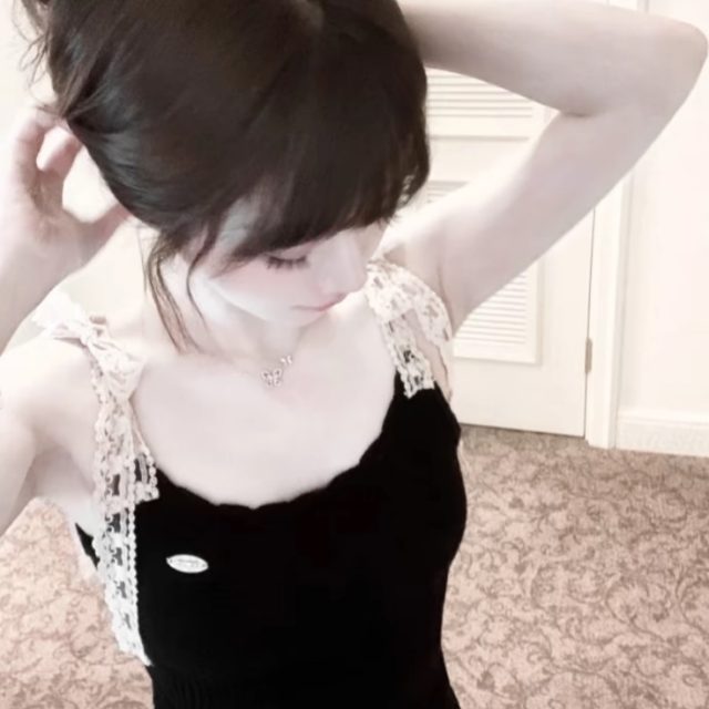 我们都不懂离别的重量 直到一阵冷风吹过我的脸 我想起了你温暖的手掌