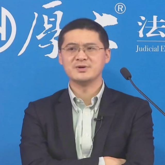 〖罗翔的哲理〗时代的年轻人都会有一种意义的追寻感，试图使自己的一生过得有意义，试图使自己躁动的青春。