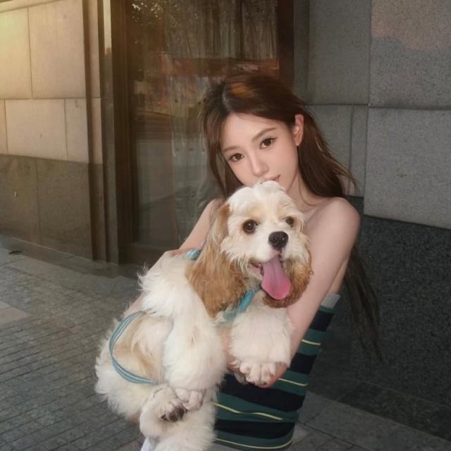 某天晚上 突然心血来潮翻了自己的朋友圈 发现下面还有你的评论